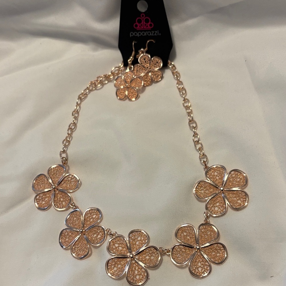 paparazzi Rose Gold Glitter Daisy Necklace